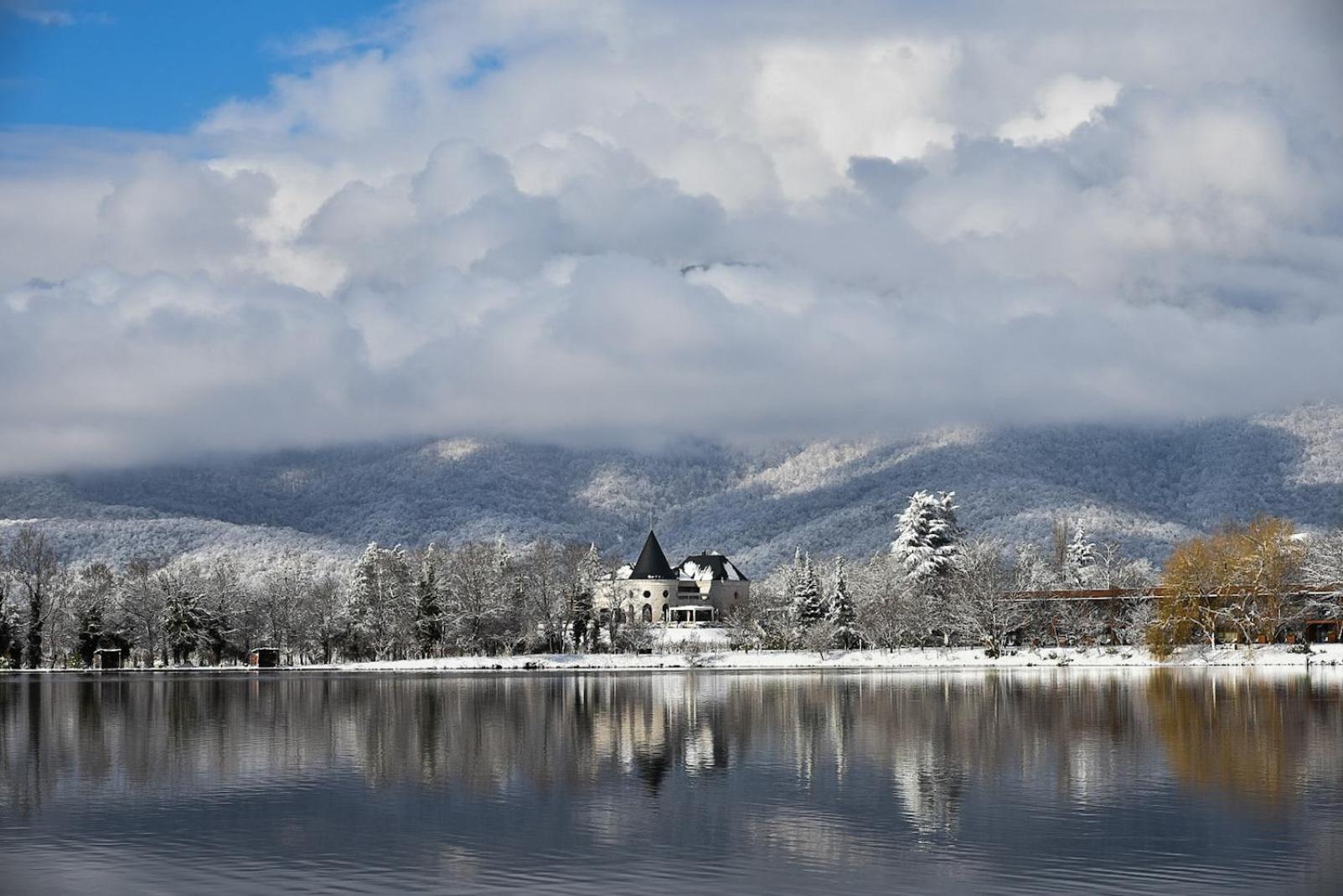 Napareuli Lopota Lake Resort & Spa מראה חיצוני תמונה The lake in winter