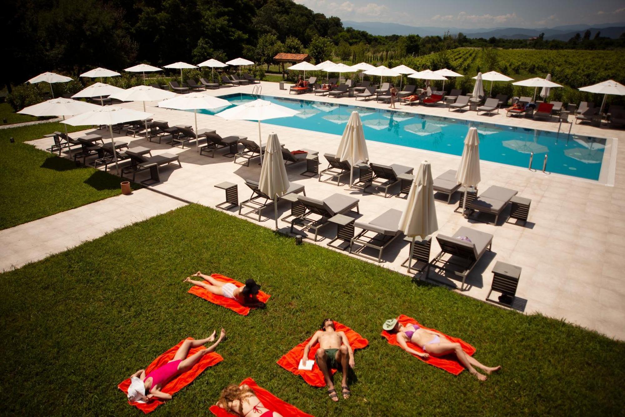Napareuli Lopota Lake Resort & Spa מראה חיצוני תמונה The swimming pool at the hotel
