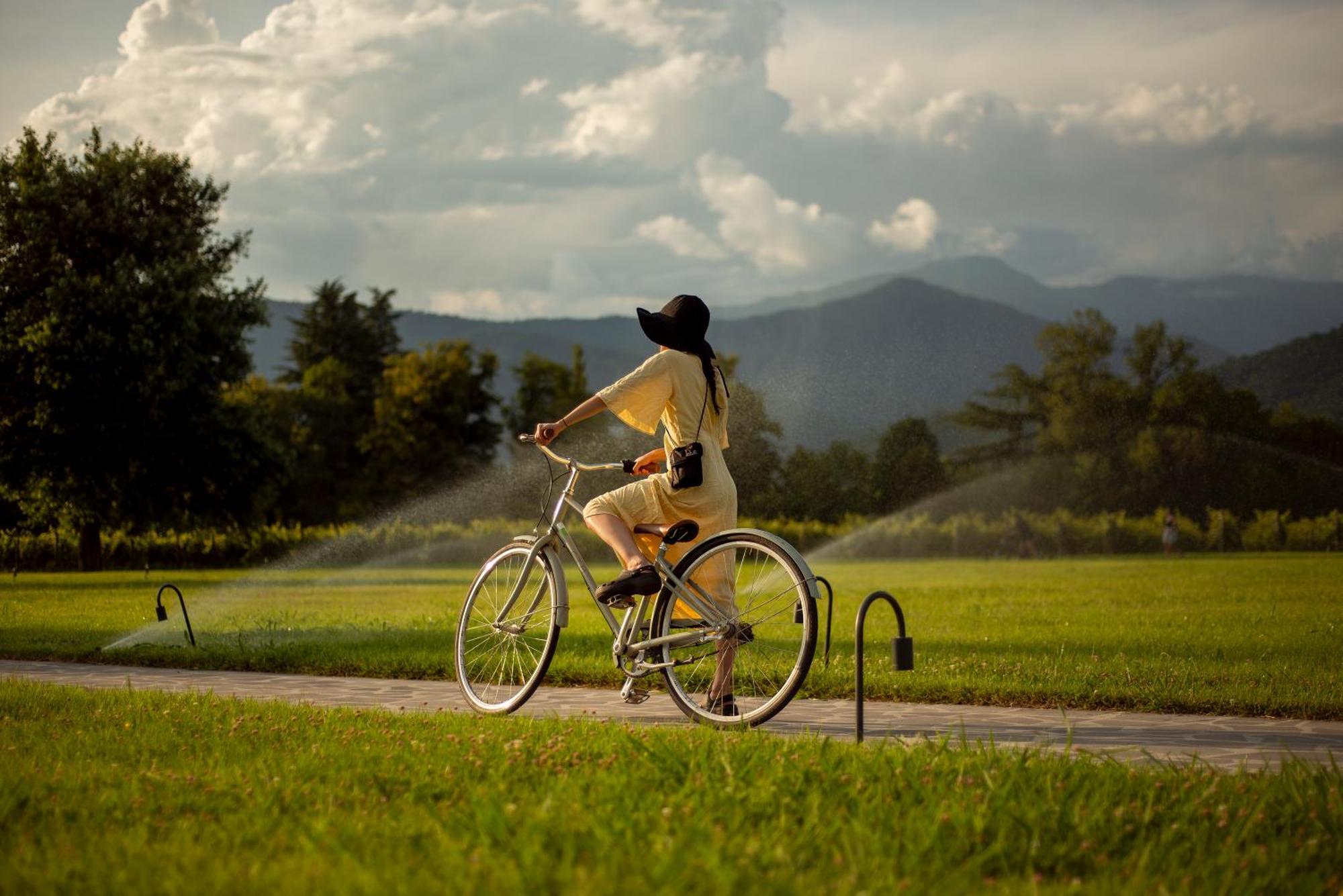 Napareuli Lopota Lake Resort & Spa מראה חיצוני תמונה A woman riding a bicycle in the park