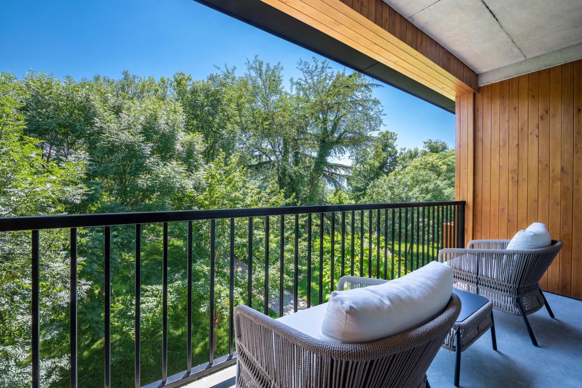 Napareuli Lopota Lake Resort & Spa מראה חיצוני תמונה A balcony at The River