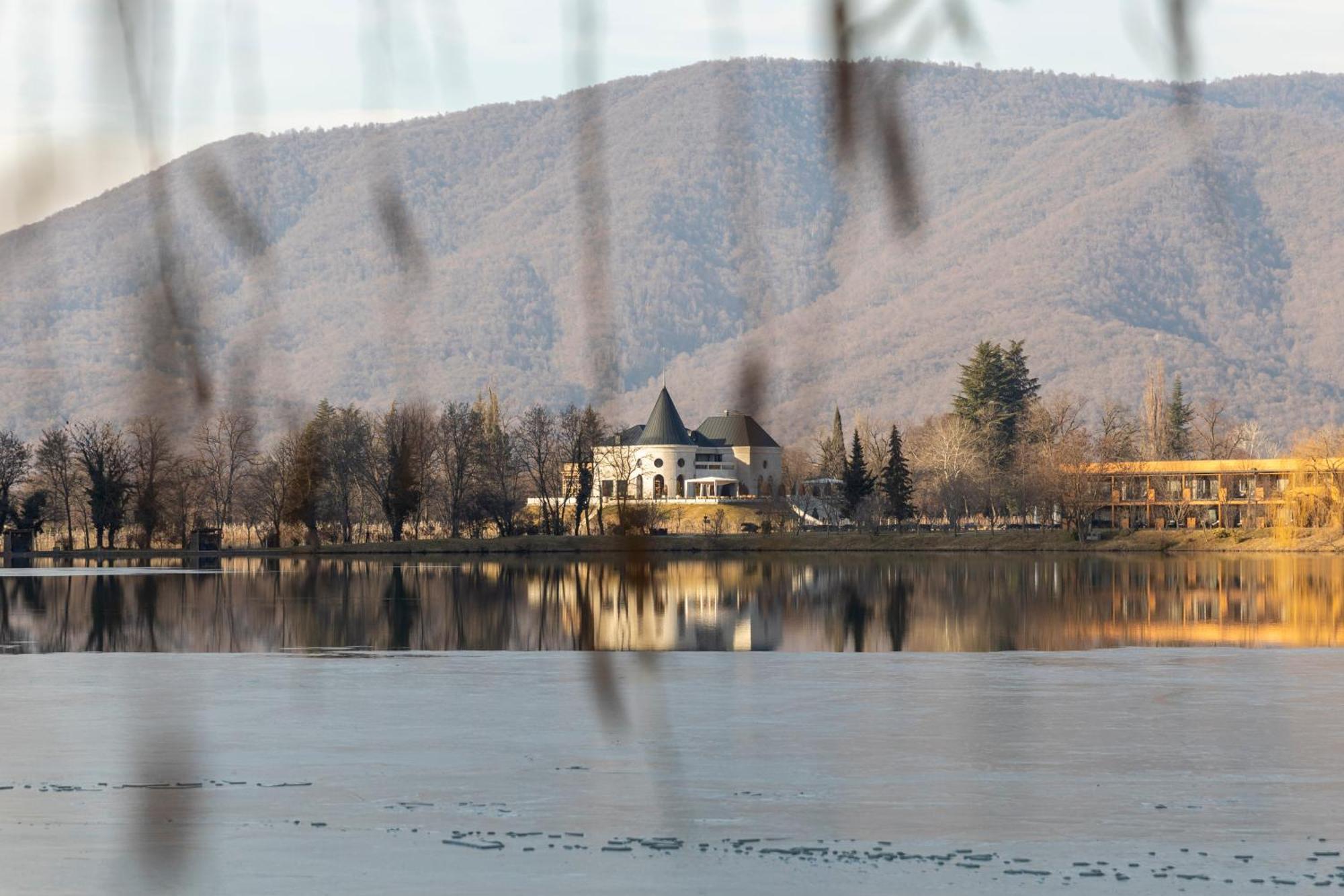 Napareuli Lopota Lake Resort & Spa מראה חיצוני תמונה The lake of Saint-André-de-Valloire
